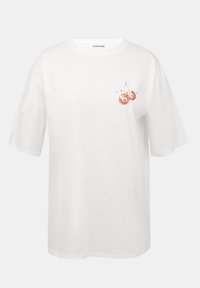 Hvit bomull T-skjorte med rund hals. Har et grafisk trykk av to oransje kirsebær med tallene '6' og '9' under, samt små stjerner rundt.