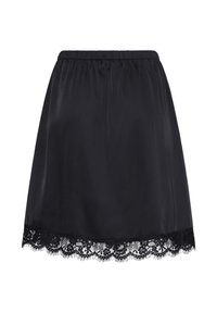 Jupe noire en satin longueur genou avec taille élastique et bordure en dentelle florale le long de l'ourlet.