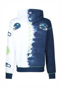 Hoodie med ett tie-dye mönster som övergår från marinblått till vitt. Har Seahawks-logotyper, texten "RECOVERED" i neongrönt, och kontrasterande gröna sömmar.