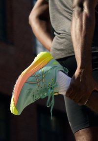 ASICS GEL-KAYANO 31 PARIS - Zapatillas running asfalto - light celadon/safety yellow