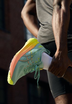 GEL-KAYANO 31 PARIS - Scarpe da corsa su strada - light celadon/safety yellow