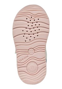 Sole in gomma rosa chiaro con motivi a onda, perforazioni per la traspirazione e testo in rilievo "GEOX", "FLEXY SYSTEM" e "SOFTLY CUSHIONED."