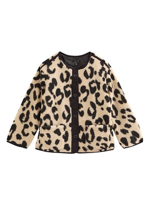 Chaqueta de forro polar con estampado de leopardo en beige y negro, que presenta un cuello redondeado, cierre frontal con botones y dos bolsillos delanteros.