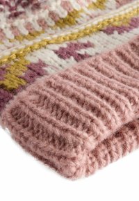 Gebreide sjaal met een zachte, pluizige textuur in tinten roze, wit en goud. Bevat duidelijke geometrische patronen en ribbelranden.