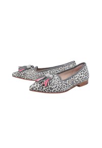 Ballerine con stampa leopardo e accenti grigi, con punta affusolata e nappine decorative in rosa e grigio. Suola flessibile, tacco basso e texture liscia.