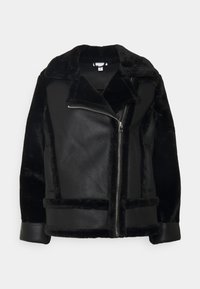 Svart konstläderjacka med mjuk plyschfoder, bred krage och asymmetrisk silverdragkedja.