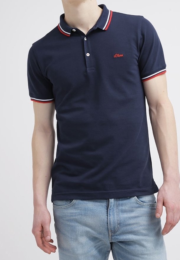 Granatowa koszulka polo z bawełny z czerwonymi i białymi paskami na kołnierzyku i rękawach. Posiada małe logo na piersi oraz zaokrąglony zapięcie na guziki.