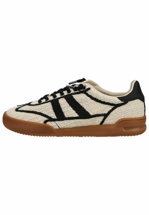 Sneaker basse con tessuto beige strutturato, dettagli neri, lacci neri e suola in gomma marrone.