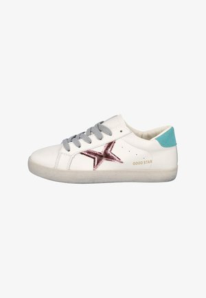 Zapatilla blanca de cuero con un detalle de estrella metálica rosa, cordones grises y talón en tono azul claro. Suela suave y texturizada con logotipo.
