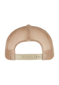Beige mesh honkbalpet met een solide achterpaneel en een verstelbare band met meerdere drukknoopsluitingen. Textuur oppervlak voor comfort.