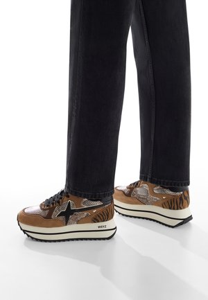 Brune ruskinds sneakers med slange- og tigerprint-detaljer, sort stjerne-logo, mesh-detaljer og en tyk hvid sål med struktureret slidbane.