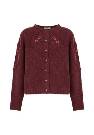 Burgundy neulecardigan, jossa on teksturoitu kangas, nappikiinnitys ja kukkakirjontakoristeet harteilla ja selässä.