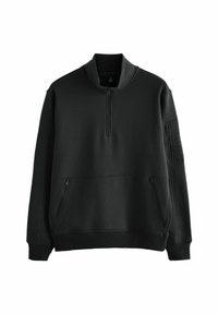 Felpa nera con colletto a mezza zip, due tasche frontali con zip, polsini e orlo a costine, e una toppa con logo sulla manica sinistra.