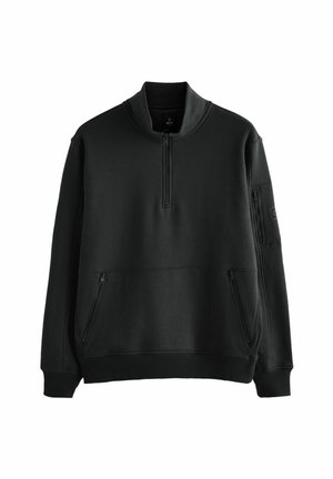 Sudadera negra con un cuello de media cremallera, dos bolsillos frontales con cremallera, puños y dobladillo de canalé, y un parche de logo en la manga izquierda.
