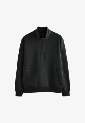 Schwarzer Sweatshirt mit einem halben Reißverschlusskragen, zwei Reißverschluss-Seitentaschen, gerippten Bündchen und Saum sowie einem Logopatch am linken Ärmel.