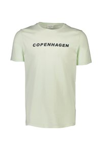 Camiseta de algodón verde claro con mangas cortas, que presenta "COPENHAGUE" en texto negro en negrita en el pecho. Textura suave y diseño de cuello redondo.