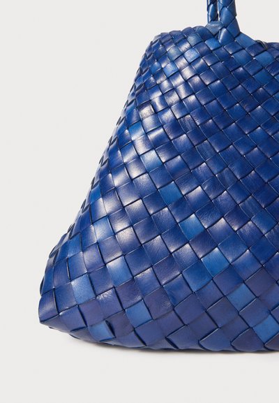Μπλε πλεκτή δερμάτινη τσάντα ώμου, με υφή και πλέγματα που διασταυρώνονται και στρογγυλή μορφή. Χωρίς ορατό υλικό.