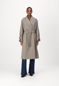 Tommy Hilfiger WOOL HERRINGBONE BELTED - Klasický kabát - taupe