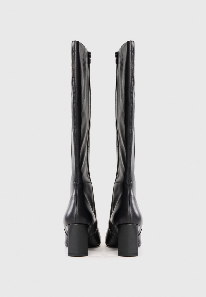 Czarne kozaki do kolan wykonane z gładkiej skóry, z blokowym obcasem i eleganckim designem, z zamkiem z tyłu.