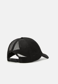 Cappellino da baseball in rete nera con visiera nera solida, chiusura snapback regolabile e pannelli di ventilazione per la traspirabilità.