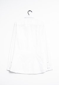 Camisa blanca de manga larga en una percha. Presenta un cuello clásico, puños abotonados y una textura de algodón suave; dobladillo ligeramente curvado.