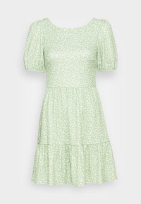 Vestido floral verde com mangas curtas em balão, decote arredondado e saia em camadas. Feito de tecido texturizado com padrões de flores brancas.