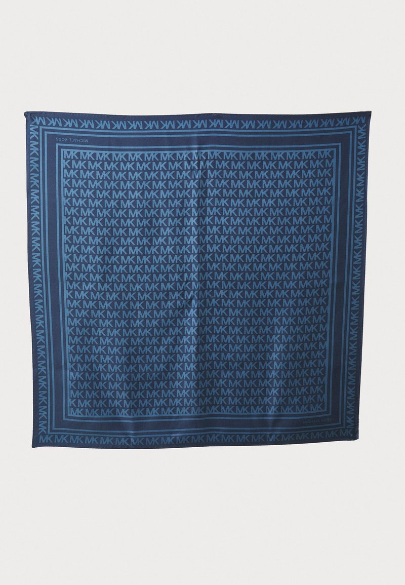 Sciarpa in seta blu con un motivo ripetuto del logo "MK". Presenta un bordo più scuro e una texture liscia e lucida. Bordo rifinito con cura.