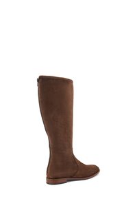 Bota de ante marrón hasta la rodilla con punta redondeada y cremallera lateral. Presenta una textura suave y un tacón de madera bajo.