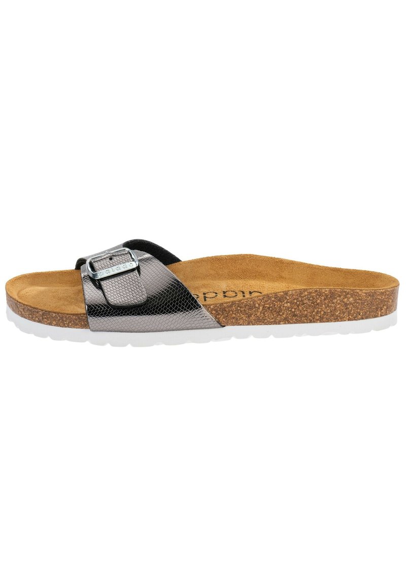 Svart och silver slide sandal med ett texturerat rem och metallspänne, korkfotbädd och en vit gummisul.