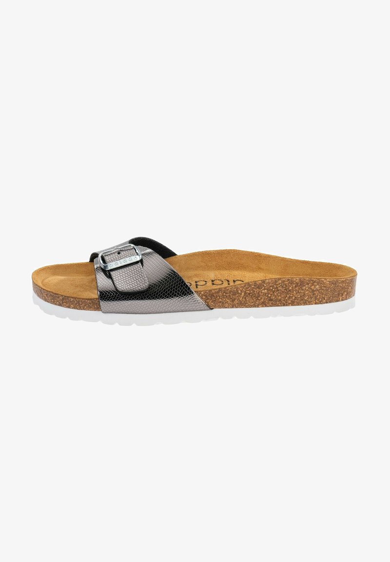 Svart och silver slide sandal med ett texturerat rem och metallspänne, korkfotbädd och en vit gummisul.