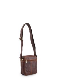 Bruine leren crossbodytas met een vierkante vorm, verstelbare riem, voorvak met rits en accenten van goudkleurig beslag.