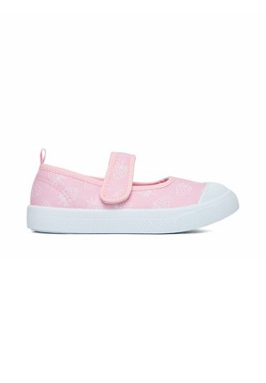 Zapato tipo Mary Jane para niños en color rosa con patrones de fresas blancas, suela y puntera de goma blanca, con cierre de velcro.