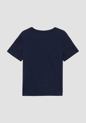 Schlichtes marineblaues T-Shirt mit kurzen Ärmeln und Rundhalsausschnitt, von hinten auf einem hellgrauen Hintergrund gezeigt.