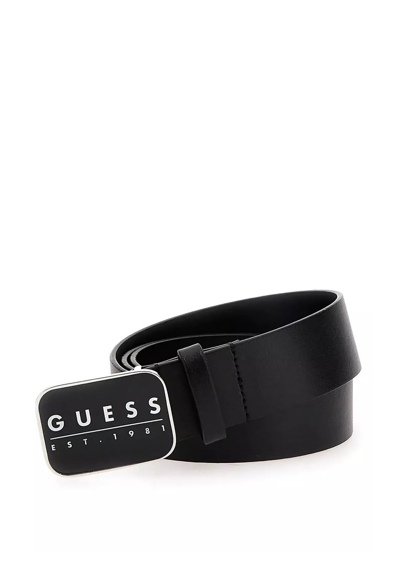 Cinturón de cuero negro con una hebilla rectangular plateada que presenta el logo "GUESS" y el texto "EST. 1981". Textura suave y diseño minimalista.