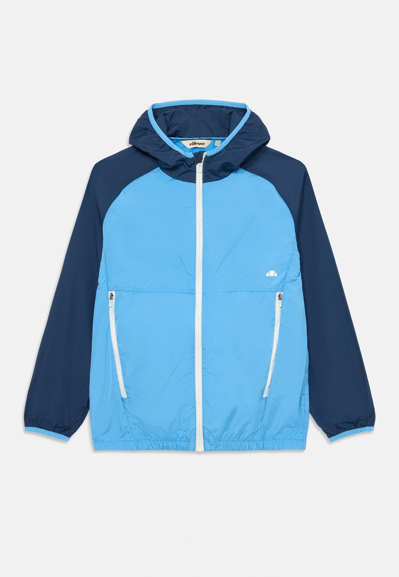 Veste coupe-vent légère bleue et marine avec capuche, fermeture éclair sur le devant, deux poches latérales et poignets élastiqués. Présente un logo sur la poitrine.