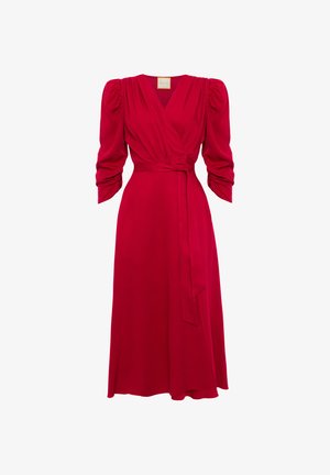 Czerwona sukienka w urokliwym stylu z długimi bufiastymi rękawami i przewiązanym w talii paskiem. Wykonana z gładkiego materiału, z rozkloszowanym dołem i dekoltem w kształcie litery V.