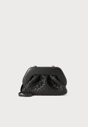 Sac à main noir avec une texture tissée et un design froncé, complété par un haut lisse et structuré ainsi qu'une bandoulière ajustable.
