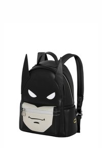Mochila negra con diseño de Batman, con orejas puntiagudas, ojos blancos y un bolsillo frontal con cremallera. Fabricada en material sintético liso.