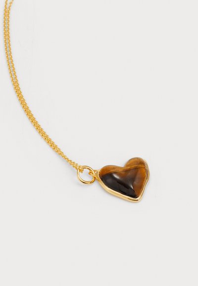Collana in oro con un pendente a forma di cuore in occhio di tigre, caratterizzato da una superficie liscia e striature marrone scuro e dorate.