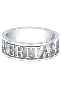 Bague en argent avec un bandeau plat, affichant le mot "VERITAS" embossé sur un fond texturé. Intérieur lisse et finition polie.