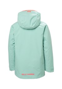 Veste à capuche bleu clair à manches longues, avec poignets en Velcro et logo "Helly Hansen" rouge sur la capuche et le bas du dos.