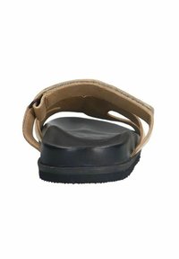 Bruine leren sandaal met een zwarte rubberen zool, met een brede band en een gevormde voetbed voor comfort. Textuur bovenwerk voor grip.