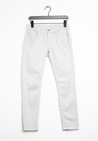 Jeans de mezclilla blanca con un corte ajustado, cinco bolsillos y cierre de botón. Presenta un ligero desgaste y detalles de costura en la parte frontal.