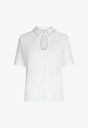 Polo shirt bianco a maniche corte in cotone con scollatura tonda e apertura a forma di chiave, impreziosito da borchie argentate lungo il colletto.