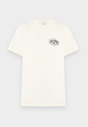 T-shirt blanc à manches courtes avec petit logo Billabong noir sur le côté gauche de la poitrine, présenté sur un fond gris clair.