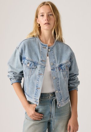 COLLARLESS SHRUNKEN 90S TRUCKER - Jeansjacke - rural view