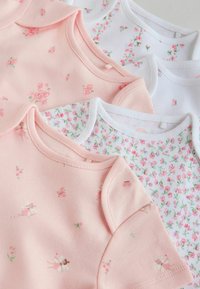 Neli pehmetest puuvillast imikukombinesooni komplekt, millel on roosad, valged ja lillemustrid, lühikeste varrukate ja ümarate kaelustega.