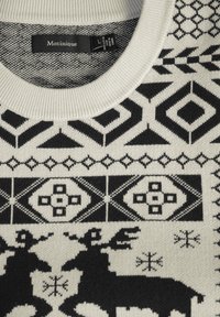 Črno-bela pulover s geometrijskimi vzorci, motivi tjulnjev in rebrastim krožnim ovratnikom. Narejen iz pletenine. Vidna oznaka blagovne znamke.
