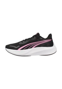 Baskets de sport noires avec une tige en mesh respirant, des rayures roses accentuées et une semelle intermédiaire blanche rembourrée avec une semelle extérieure noire texturée.
