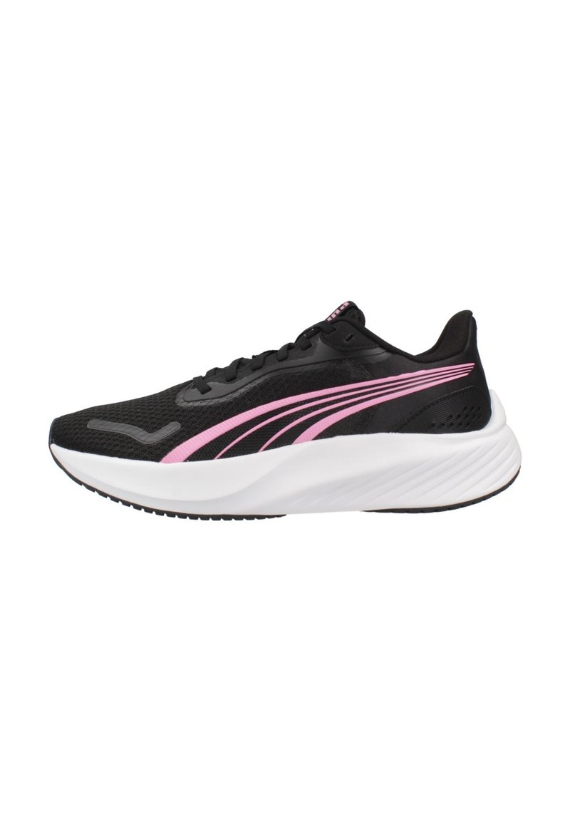 Baskets de sport noires avec une tige en mesh respirant, des rayures roses accentuées et une semelle intermédiaire blanche rembourrée avec une semelle extérieure noire texturée.
